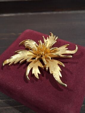 CoroCraft Gold Tone Floral Starburst Brooch Vintage Statement Pin